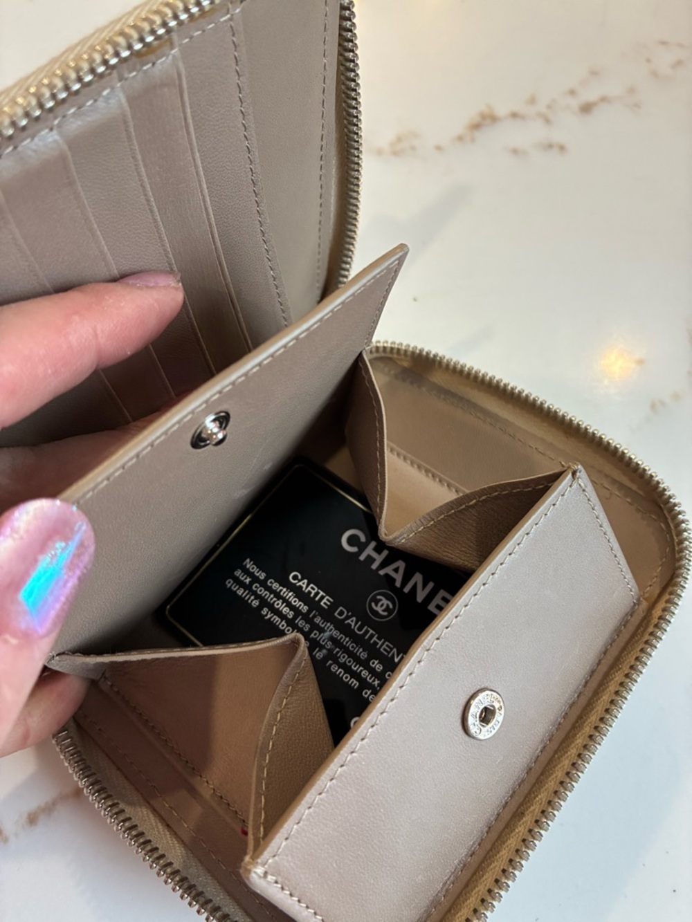 Chanel black and tan quilted wallet with keychain logo - Picture 3 of 3